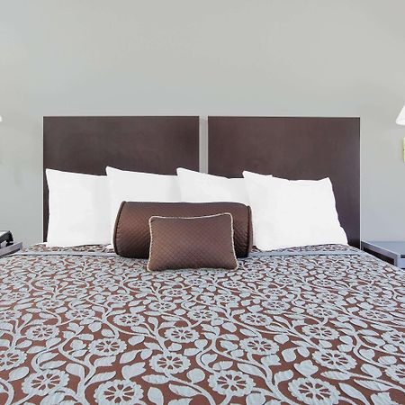 Days Inn By Wyndham Market Center Dallas Love Field Екстериор снимка