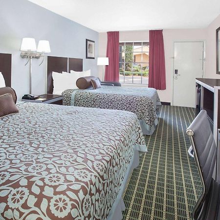 Days Inn By Wyndham Market Center Dallas Love Field Екстериор снимка