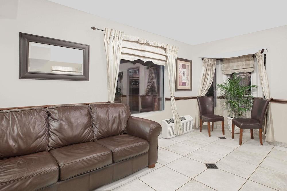 Days Inn By Wyndham Market Center Dallas Love Field Екстериор снимка