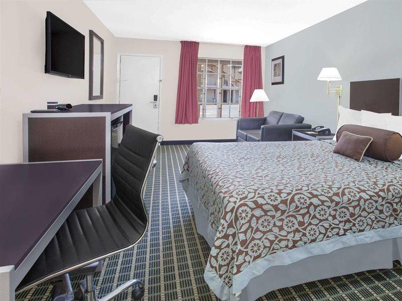 Days Inn By Wyndham Market Center Dallas Love Field Екстериор снимка