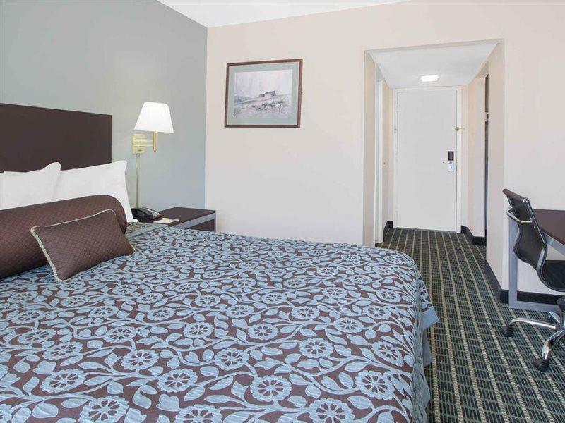 Days Inn By Wyndham Market Center Dallas Love Field Екстериор снимка