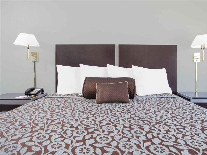 Days Inn By Wyndham Market Center Dallas Love Field Екстериор снимка
