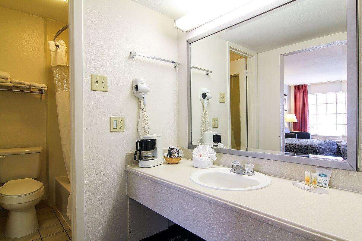 Days Inn By Wyndham Market Center Dallas Love Field Екстериор снимка