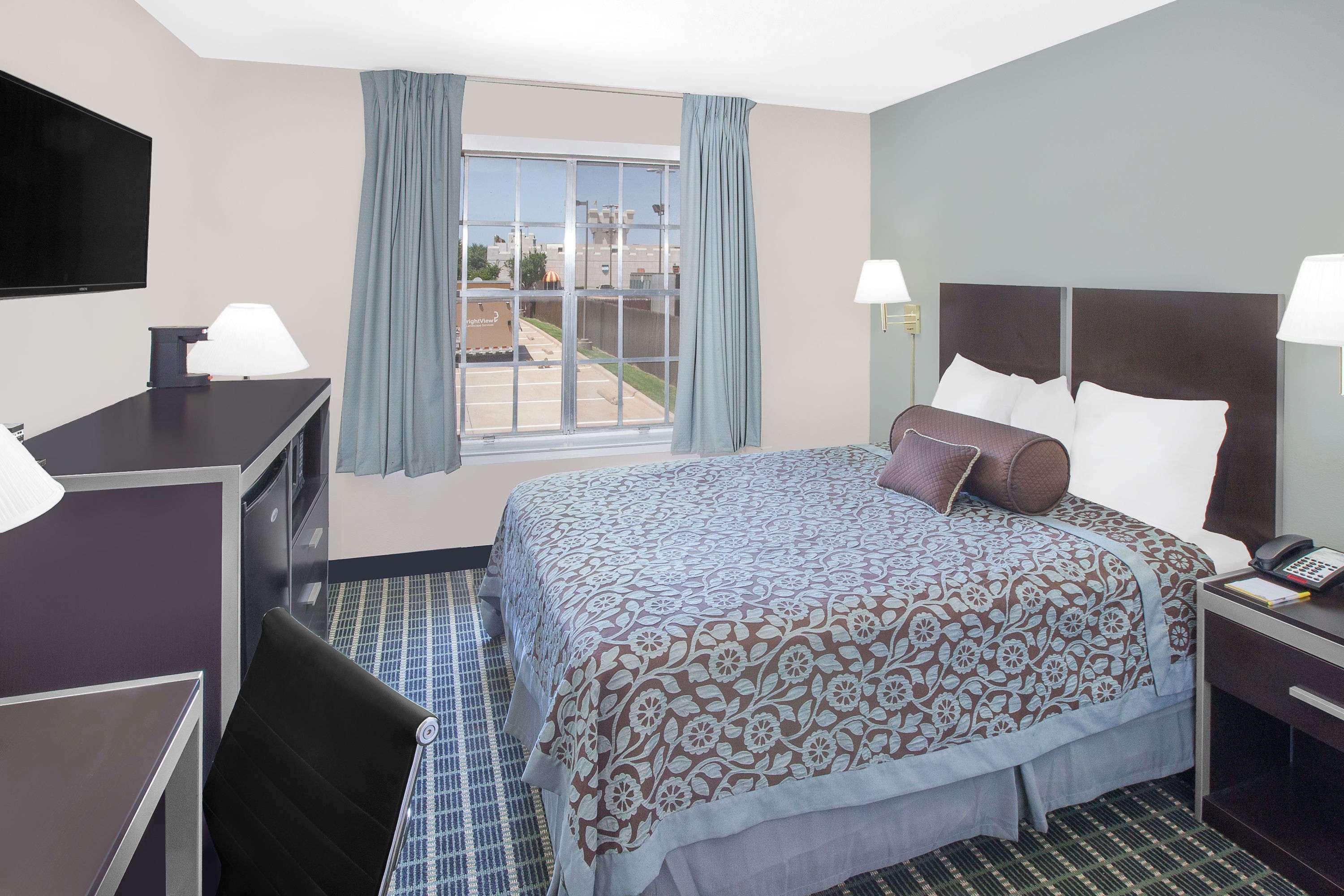 Days Inn By Wyndham Market Center Dallas Love Field Екстериор снимка