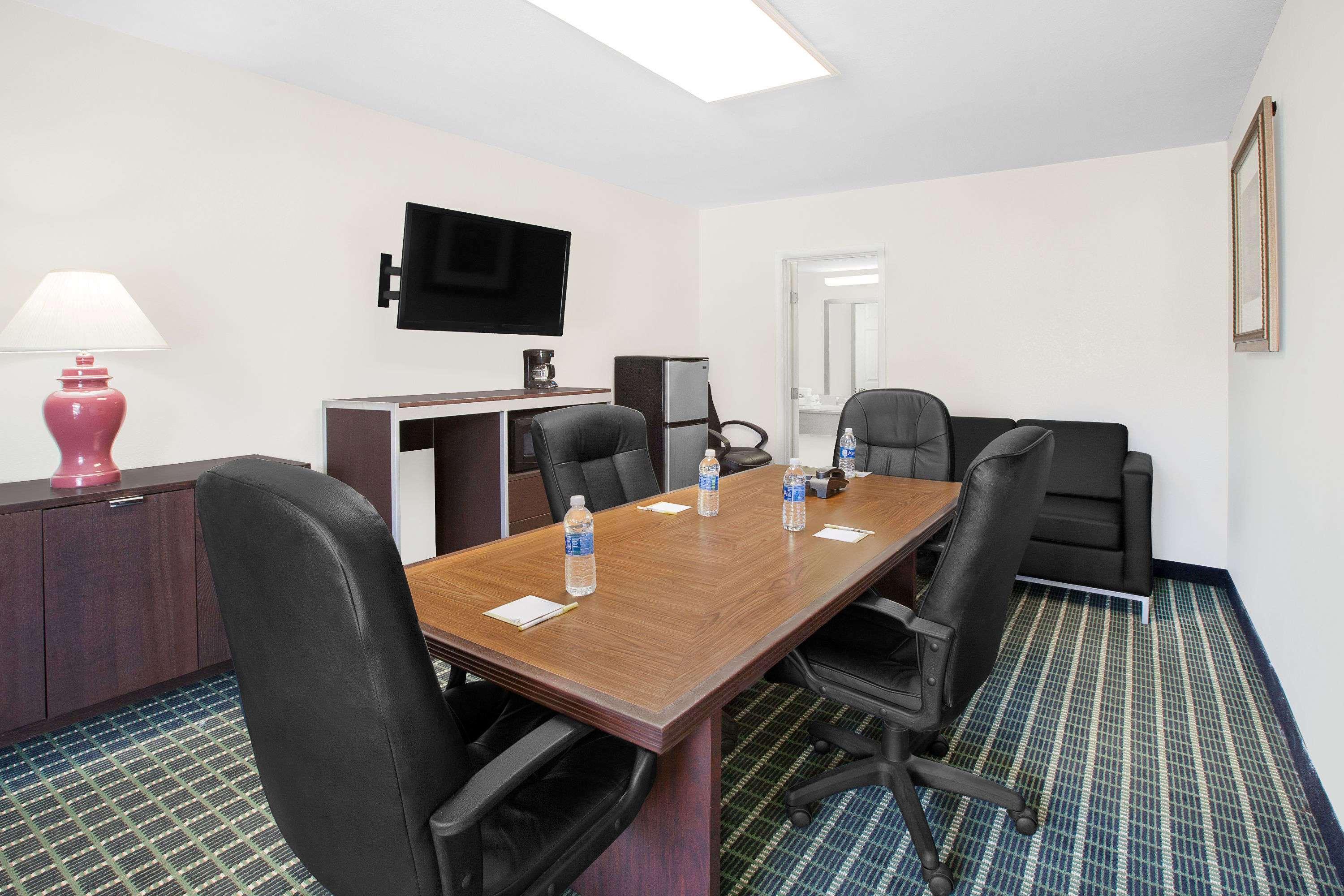 Days Inn By Wyndham Market Center Dallas Love Field Екстериор снимка