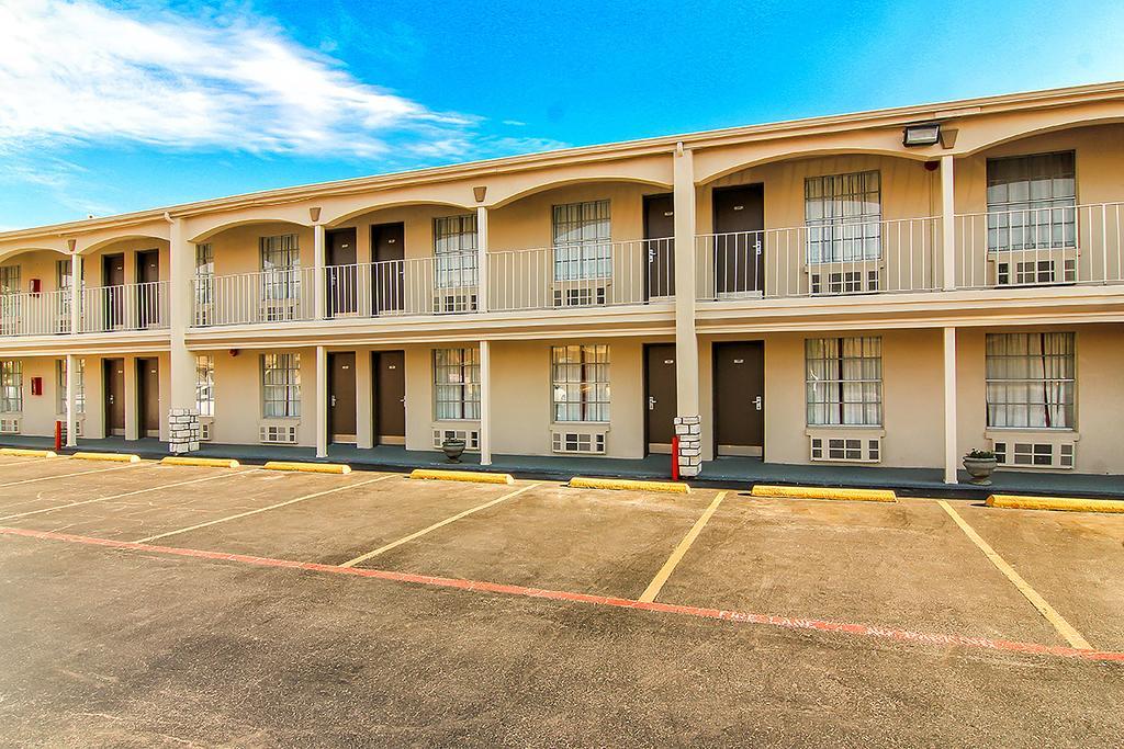 Days Inn By Wyndham Market Center Dallas Love Field Екстериор снимка