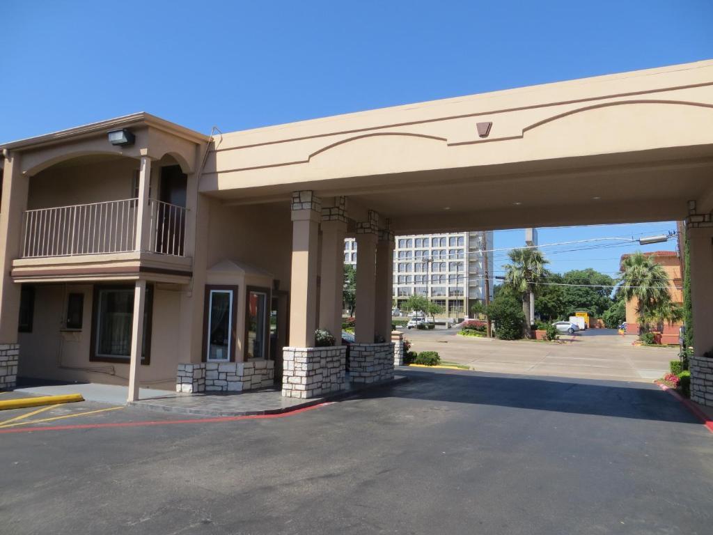 Days Inn By Wyndham Market Center Dallas Love Field Екстериор снимка