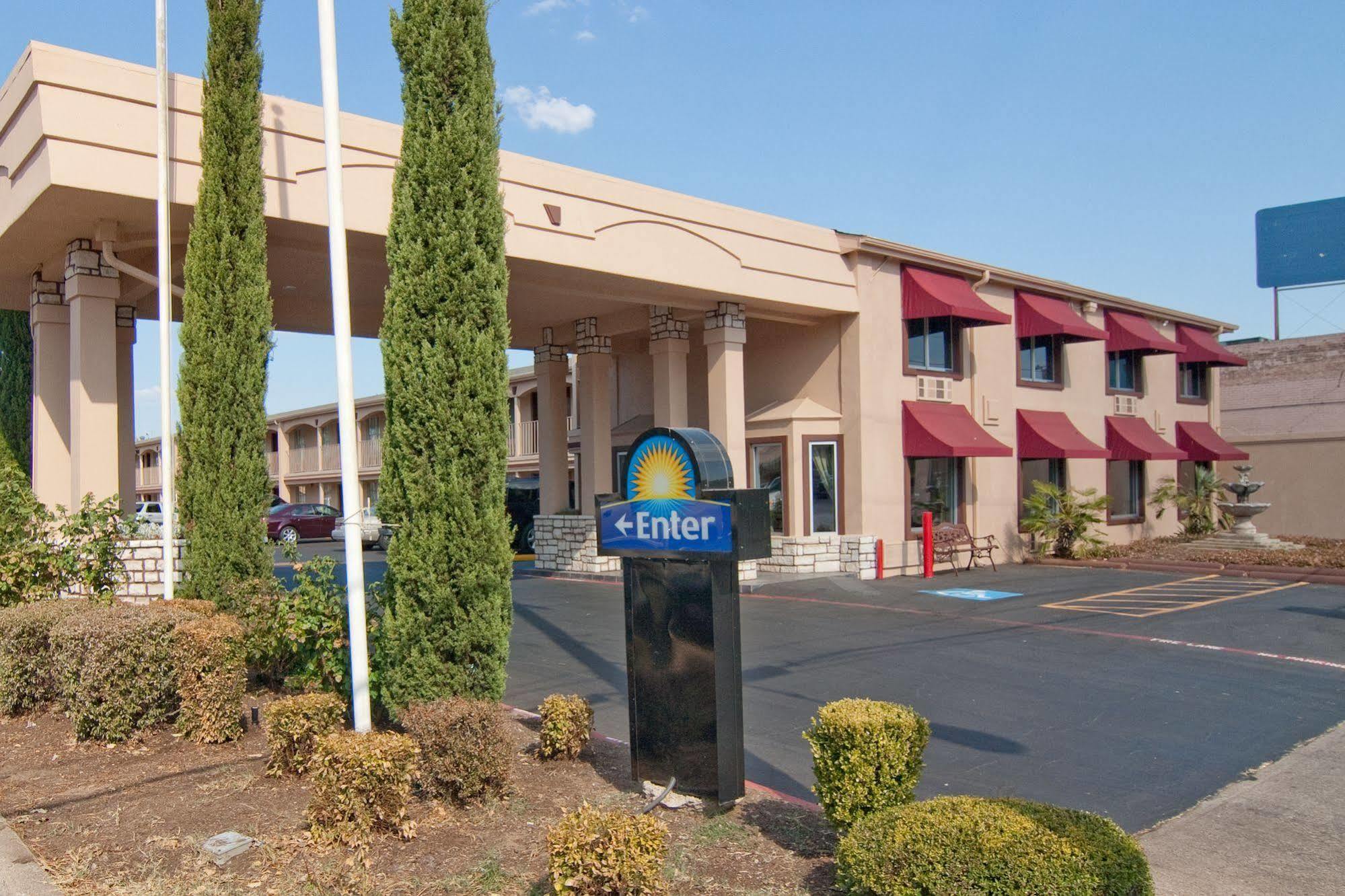 Days Inn By Wyndham Market Center Dallas Love Field Екстериор снимка